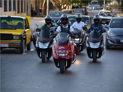 «الداخلية» تطالب قائدي الدراجات النارية والسيارات بارتداء الخوذة والالتزام بالحارات المرورية 