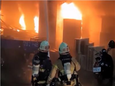 مصرع 46 شخصاً بسبب التهام النيران مبنى سكني بجنوب تايوان| فيديو
