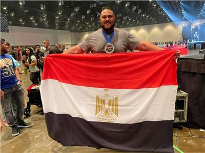 «العملاق المصري» يفوز بلقب أقوى رجل في العالم في «الداد ليفت»| صور