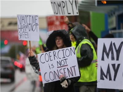 موظفون في «بوينج» يحتجون ضد إلزامية التطعيم بلقاح «كوفيد-19»
