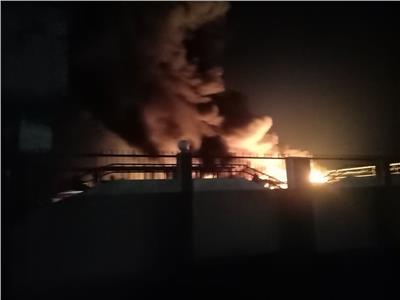 رئيس قناة السويس يدفع بسيارات إسعاف وإطفاء للسيطرة على حريق مصنع الاستثمار