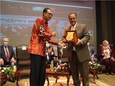 سفير إندونسيا بالقاهرة يؤكد التزام جاكرتا بالحفاظ على البيئة