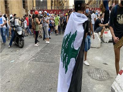 مئات المتظاهرين اللبنانيين يحيون ذكرى الثورة في بيروت