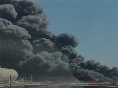 دبي تتعامل مع حريق هائل في مخلفات زيوت بمنطقة صناعية