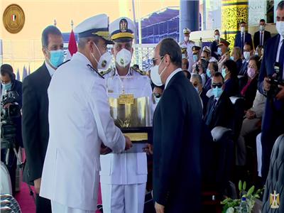 رئيس أكاديمية الشرطة يهدي الرئيس السيسي هدية تذكارية