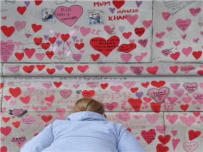 الجدار الأحمر .. قلوب وكلمات تصبح تذكارا لضحايا كورونا بلندن