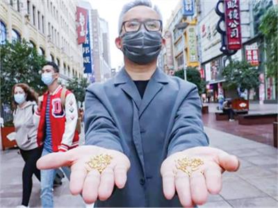 فنان صيني يبتكر فكرة جديدة لعرض مشكلة إهدار الطعام فى النفايات