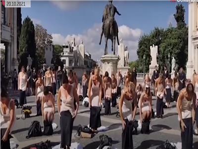 مضيفات «Alitalia» يخلعن ملابسهن في احتجاج رسمي بـ«وسط روما» | فيديو