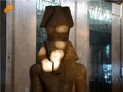 صور| للعام الثالث على التوالي .. شعاع الشمس يشرق على وجه رمسيس الثاني في المتحف الكبير