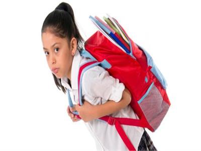 استشاري علاج طبيعي: ثقل وزن الحقائب المدرسية يشوه العمود الفقري للأطفال