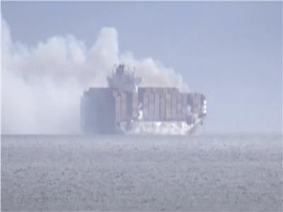 تحمل 52 طن مواد كيميائية.. اشتعال سفينة قبرصية بالمحيط الهادئ| فيديو