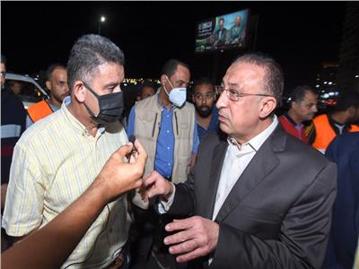 محافظ الإسكندرية يقود حملة لإزالة فوضى الإعلانات المخالفة بالكورنيش  