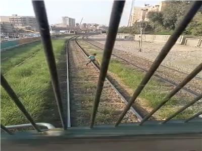 شاب يتحدى قطار الصعيد ويعترض طريقه رغم صافرة التحذير| فيديو