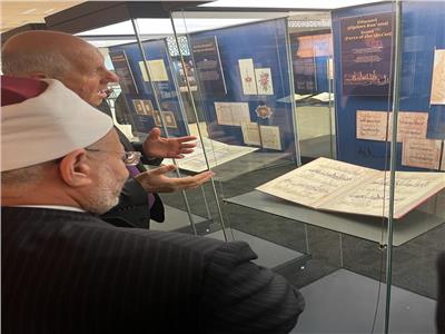 المفتي يتفقد المخطوطات النادرة في مكتبة غازي خسرو بك بالبوسنة 