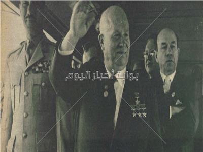صور نادرة.. الرئيس خروشوف يقف مذهولا أمام الملك الفرعوني