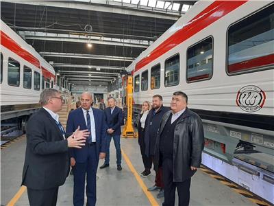 السفير المصري في بودابست يزور مصنع إنتاج عربات القطار لصالح السكة الحديد