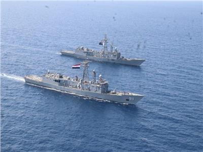 البحرية المصرية والأمريكية تنفذان تدريباً عابراً فى نطاق الأسطول الجنوبى
