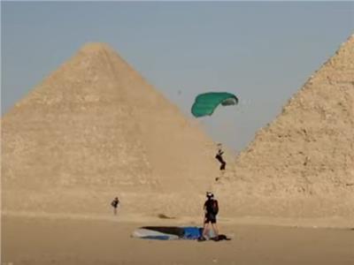 مهرجان القفز بالمظلات من فوق هضبة الأهرامات في مصر.. «اقفز كأنك فرعون»| فيديو