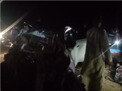 وفاة 7 أشخاص وإصابة 11 آخرين إثر تصادم ميكروباص وملاكي في أسوان