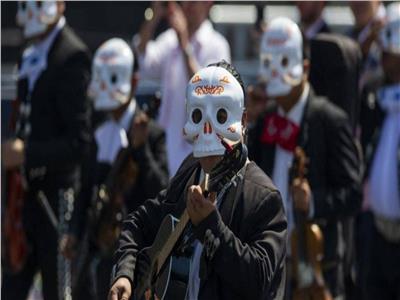 سائحون يحتفلون بـ«يوم الموتى» في المكسيك| صور