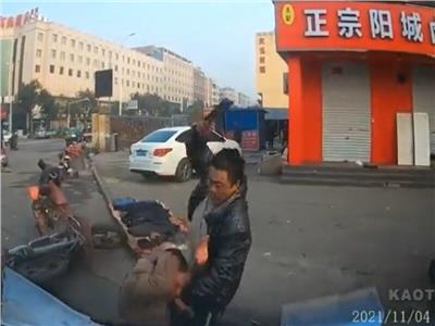 مشهد مروع.. شاب يهاجم المارة بالساطور في الصين |فيديو  