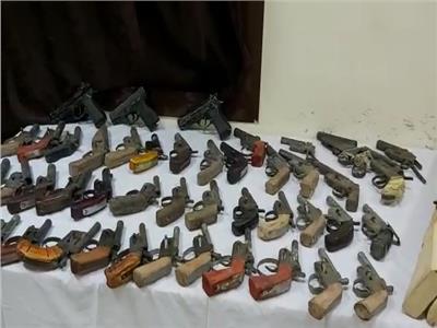 ضبط ٦٠ قطعة سلاح ناري بمحافظة أسيوط خلال حملات أمنية  