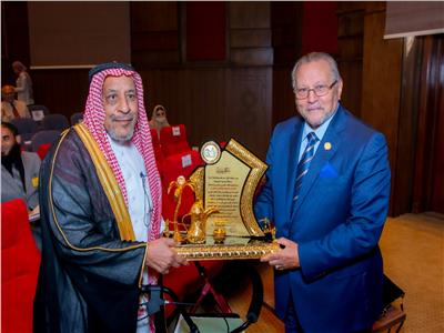 إهداء درع كنوز المعرفة السعودي لـ اتحاد الآثاريين العرب