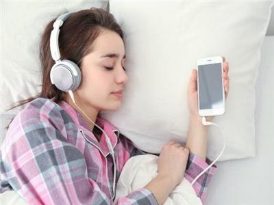 «دراسة» تحذر من سماع الموسيقى قبل النوم.. لهذا السبب 