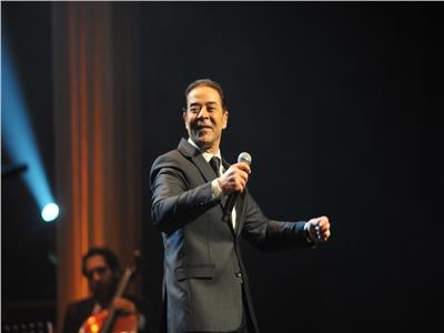 مدحت صالح يشعل مسرح مكتبة الإسكندرية بأغانيه 