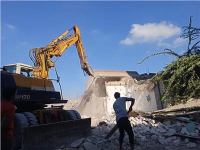 إزالة 28 منشأة تعيق أعمال تطوير طريق مصطفى كامل بالإسكندرية | صور