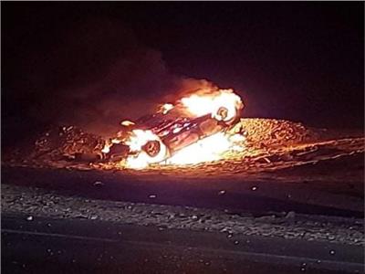 اشتعال النيران في سيارة على الطريق الصحراوي بقنا | صور