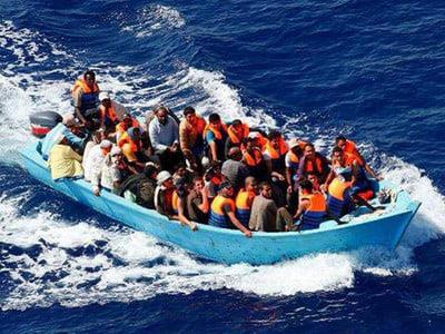 إنقاذ 400 مهاجر في ميناء «بوزالو» بإيطاليا