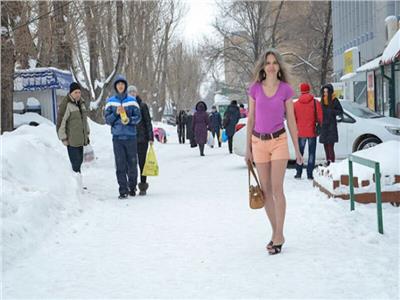 دراسة: النساء اللواتي يرتدين ملابس قصيرة لا يشعرن بالبرد لهذا السبب