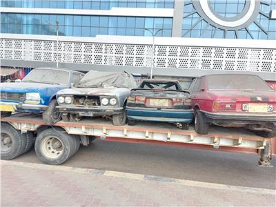 رفع السيارات المتهالكة بمحيط سوق العصر الجديد في بورسعيد