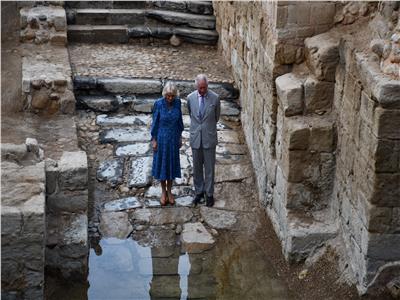 الأمير تشارلز يعمد أطفال العائلة الملكية بمياه نهر الأردن| فيديو