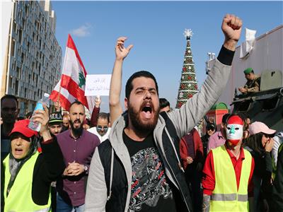 فيديو| محتجون يقتحمون مقر وزارة الصحة اللبنانية