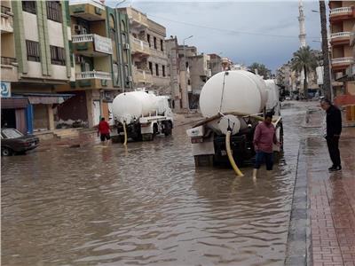 الدفع بسيارات لشفط مياه الأمطار من شوارع مدينة العريش