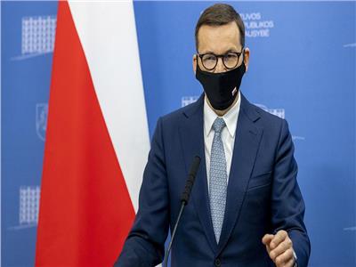 رئيس وزراء بولندا يحث مواطنيه على تلقي لقاح كورونا