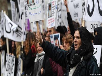 للمطالبة بوقف العنف ضد المرأة.. نساء فرنسا يتظاهرن بالشوارع | فيديو