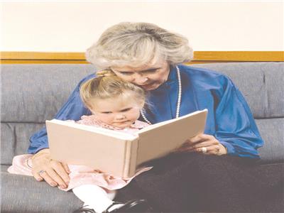 دراسة حديثة تكشف عاطفة الجدات تجاه أحفادهن