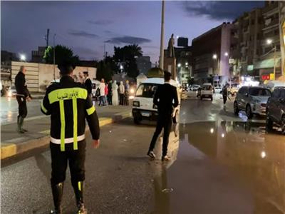 رجال الشرطة يواجهون تداعيات الأمطار الغزيرة| فيديو 