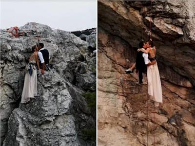 زوجان يتسلقان أعلى قمة جبل للاحتفال بزفافهم| صور 