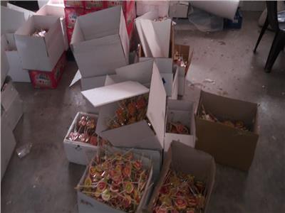 ضبط 2 طن «حلوى أطفال» في مصنع بدون ترخيص بأكتوبر