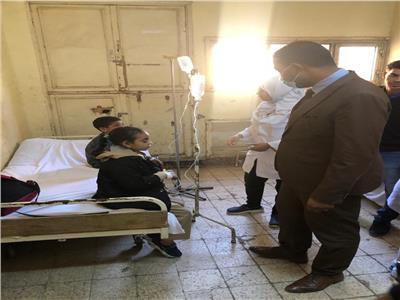 صور| ارتفاع أعدد التلاميذ المصابين باشتباه تسمم في نجع حمادي لـ33 تلميذاً