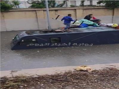 انتشال 5 ملايين جنيهًا من مياه الأمطار بالإسكندرية | فيديو