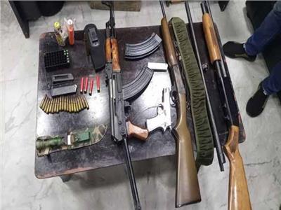 ضبط أسلحة نارية ومخدرات بحوزة متهمين في أسوان