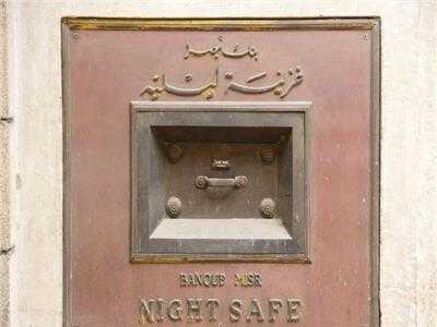 أول مكنة ATM في مصر .. صنعت في لندن «بفكرة عبقرية» من طلعت حرب  