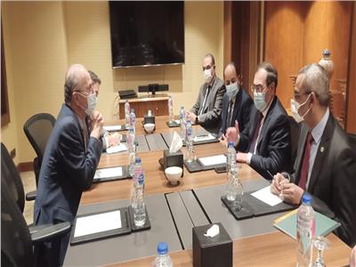 وزير البترول يعقد جلسة مباحثات ثنائية مع مستشار الرئيس الفلسطيني للشؤون الاقتصادية