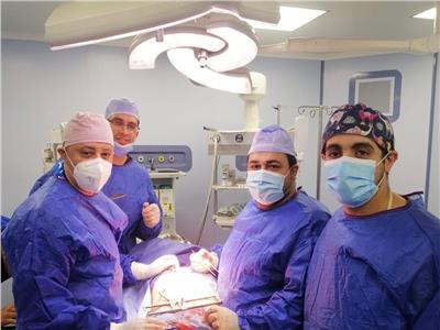 أنقذ حياة طفلة.. نجاح فريق طبي بجامعة أسيوط في استئصال ورم ملاصق للأوردة