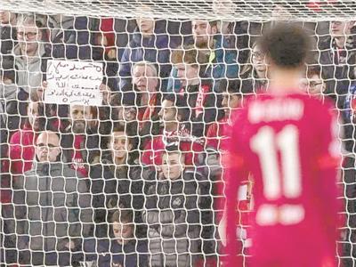 جماهير ليفربول تتغنى بالفرعون وترفع لافتات: «مو..أحسن لاعب على الكوكب» 